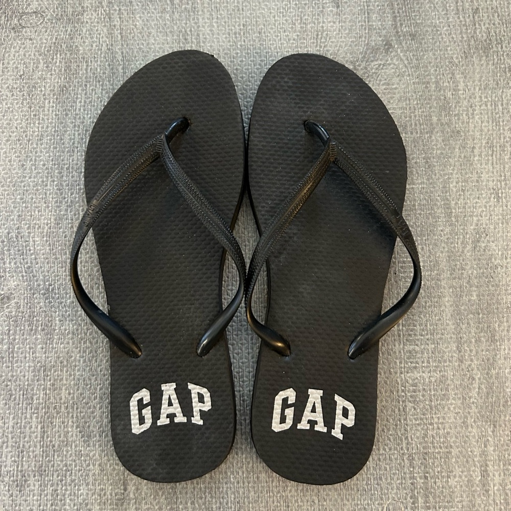 GAP Classic Black Sandals. Size 7-8.